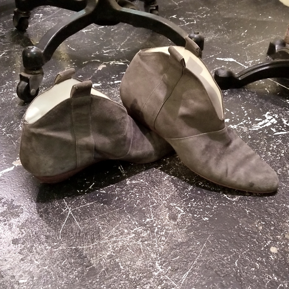 KRISTEN LEE NY ITALIAN GREY SUEDE ANKLE  BOOTIES WOMENS 8/ 39 LOW HEEL